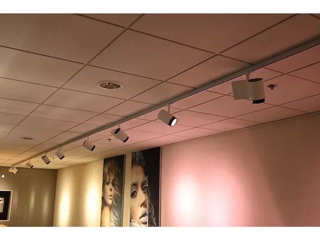 Bäro - ontero id / pendiro ec 122 - complete showroom verlichting met rails, spots en armaturen - afbeelding 2 van  15