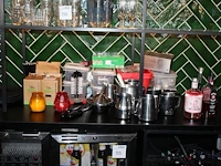 Barproducten waaronder kannen, rietjes, schenktuitjes, enz. op schap. - afbeelding 1 van  2