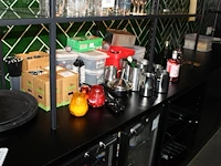 Barproducten waaronder kannen, rietjes, schenktuitjes, enz. op schap. - afbeelding 2 van  2