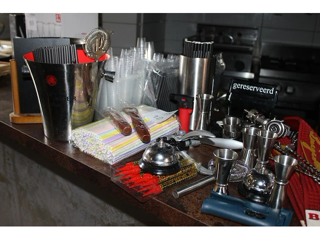 Barproducten w.o. koelers, rietjes, maatbekers, afdruipmatten, etc.. - afbeelding 3 van  3
