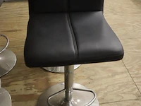 Barstoelen met voetensteun | zwart met chroom onderstel| 4 stuks - afbeelding 2 van  4