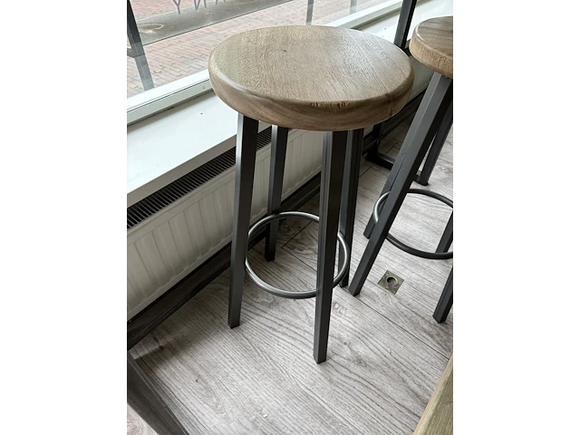Bartafel met 4 krukken - afbeelding 2 van  4