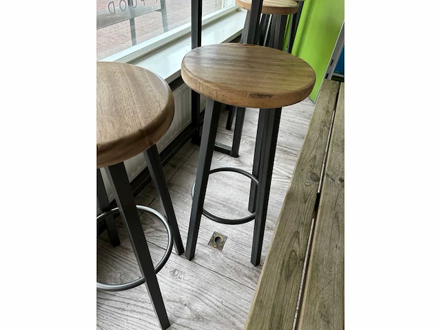 Bartafel met 4 krukken - afbeelding 3 van  4