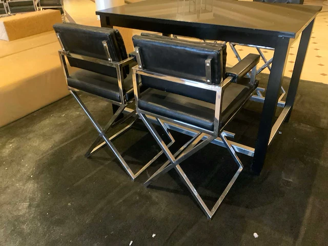 Bartafel met 4 krukken - afbeelding 11 van  12
