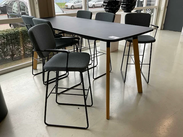 Bartafel met stoelen - afbeelding 1 van  6