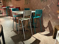 Bartafels met 20 barstoelen - afbeelding 1 van  7