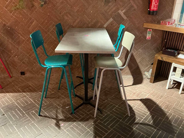 Bartafels met 20 barstoelen - afbeelding 2 van  7