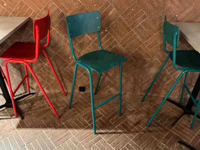 Bartafels met 20 barstoelen - afbeelding 3 van  7