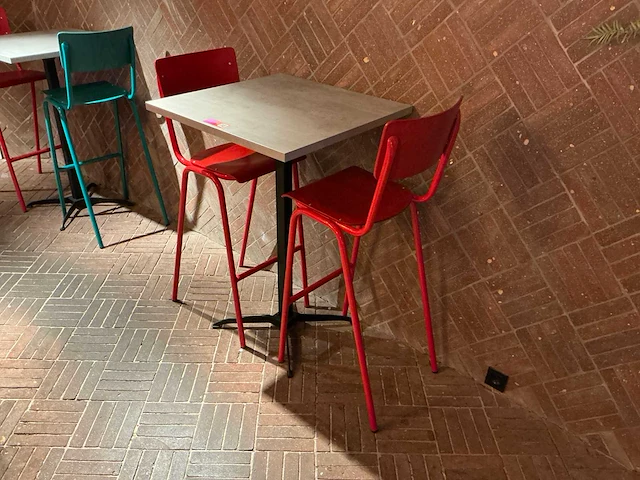 Bartafels met 20 barstoelen - afbeelding 5 van  7