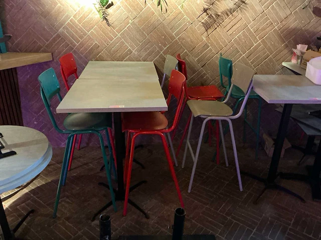 Bartafels met 20 barstoelen - afbeelding 7 van  7