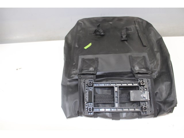 Basil dubbele fietstas urban dry mik solid black 50 liter - afbeelding 4 van  5