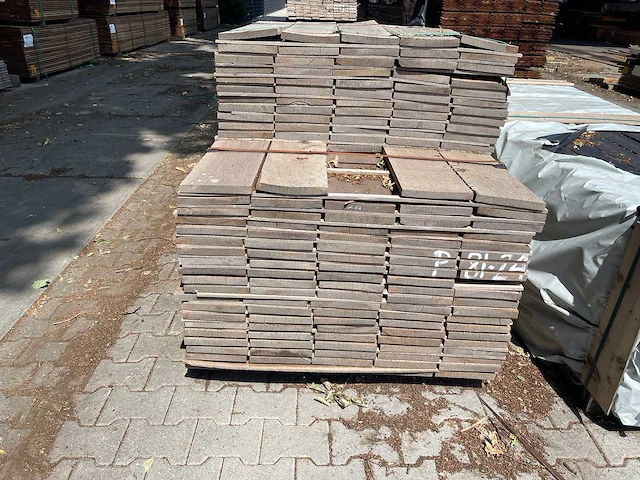 Basralocus beschoeiingsplanken fijnbezaagd 1000-1500x200x20mm (155x) - afbeelding 2 van  3