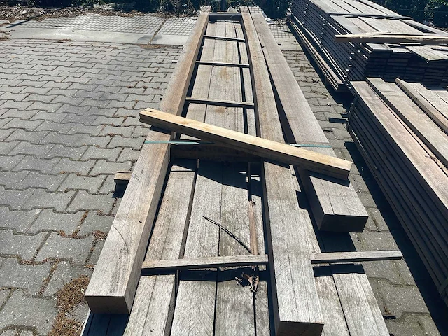 Basralocus hardhouten balken 80x110-160mm, lengte 450-500cm (11x) - afbeelding 1 van  3
