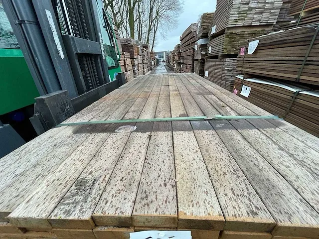 Basralocus hardhouten planken 27x70mm, lengte 245cm (143x) - afbeelding 1 van  3