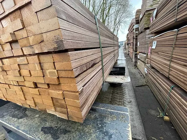 Basralocus hardhouten planken 27x70mm, lengte 245cm (143x) - afbeelding 2 van  3