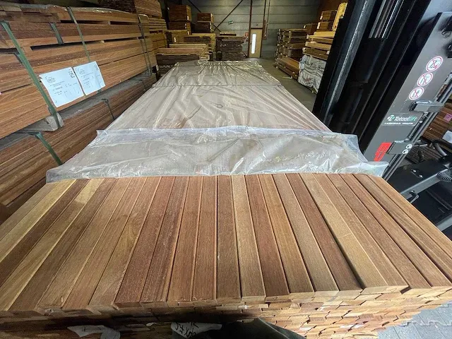 Basralocus hardhouten planken geschaafd 27x40mm, lengte 245cm (408x) - afbeelding 1 van  3