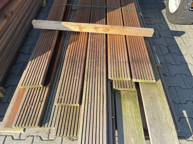 Basralocus hardhouten vlonderplanken 25x145mm, lengte 1/455cm 50/485cm 8/515cm 7/545cm (66x) - afbeelding 1 van  3