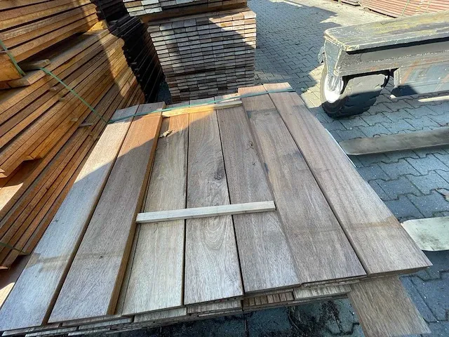 Basralocus hardhouten vlonderplanken 28x145mm, lengte 95cm (102x) - afbeelding 1 van  3