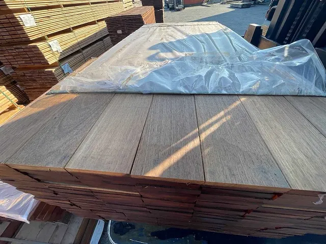 Basralocus prime hardhouten planken geschaafd 21x140mm, lengte 215cm (135x) - afbeelding 1 van  3