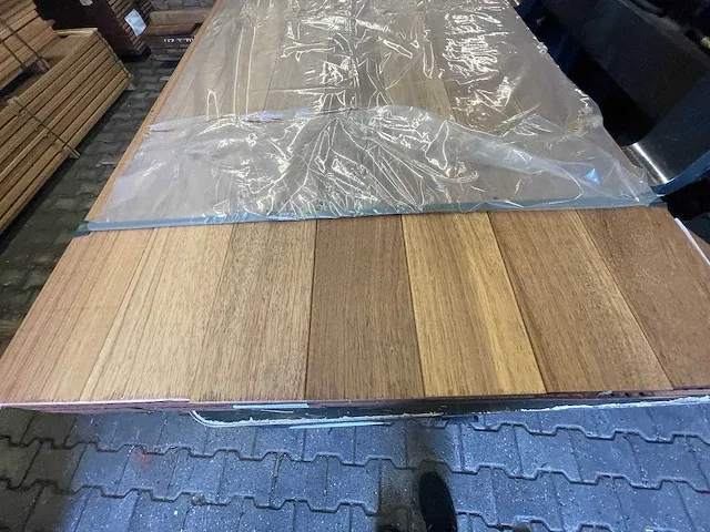 Basralocus prime hardhouten planken geschaafd 28x145mm, lengte 185cm (42x) - afbeelding 1 van  3