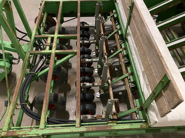 Basrijs band plantmachine - afbeelding 7 van  11