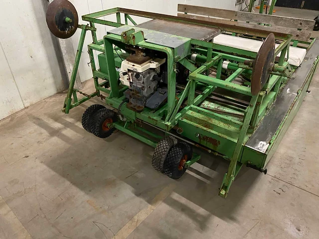 Basrijs band plantmachine - afbeelding 10 van  11