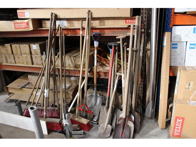 Batsen, bezems en trekkers. - afbeelding 1 van  4