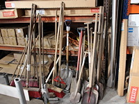 Batsen, bezems en trekkers. - afbeelding 1 van  4