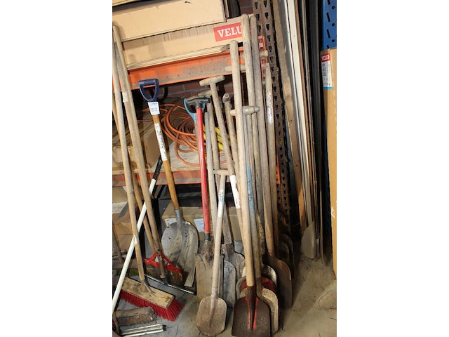 Batsen, bezems en trekkers. - afbeelding 2 van  4