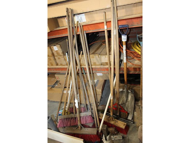 Batsen, bezems en trekkers. - afbeelding 3 van  4