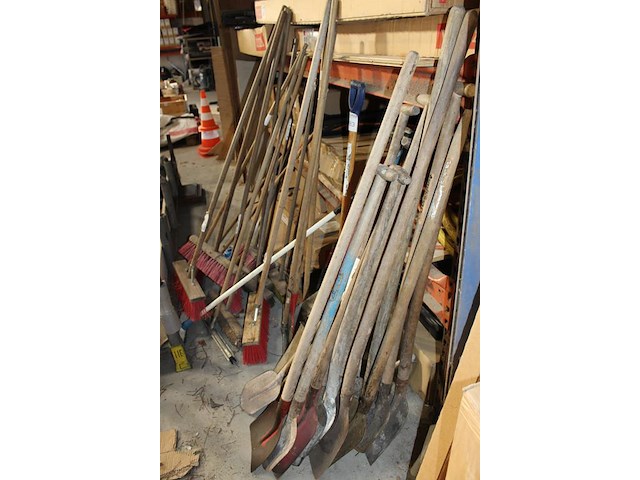 Batsen, bezems en trekkers. - afbeelding 4 van  4