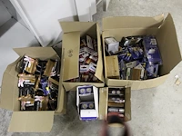 Batterijen in vijf dozen w.o. blokbatterijen, aa en d batterijen - afbeelding 1 van  5
