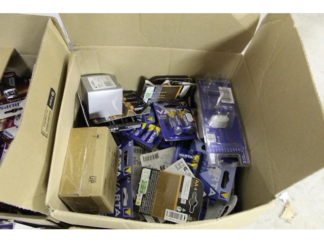 Batterijen in vijf dozen w.o. blokbatterijen, aa en d batterijen - afbeelding 3 van  5