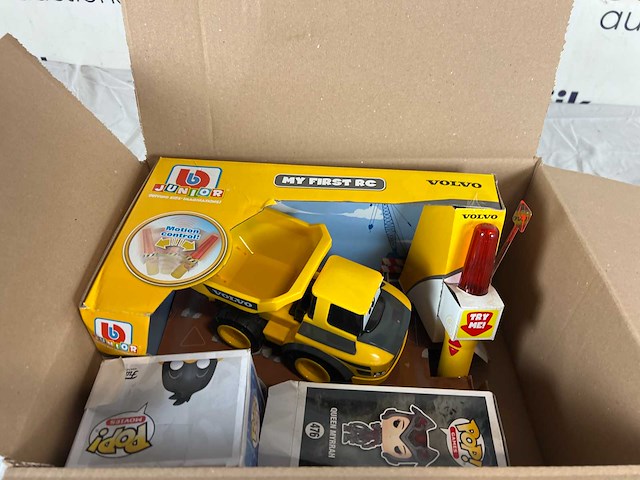 Bb junior - my first rc volvo dump truck + pop! movies: space jam 2 - daffy duck funko + funko pop! games: gears of war s3 - queen myrrah # 476 - afbeelding 2 van  2