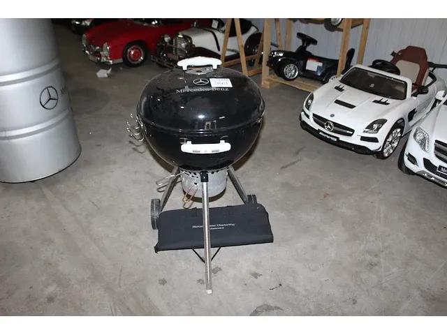 Bbq weber met mercedes logo met gereedschappen - afbeelding 1 van  2