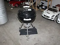 Bbq weber met mercedes logo met gereedschappen - afbeelding 1 van  2