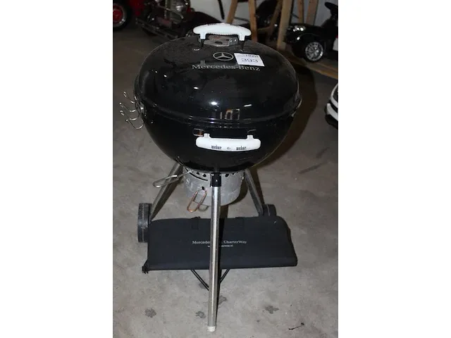 Bbq weber met mercedes logo met gereedschappen - afbeelding 2 van  2