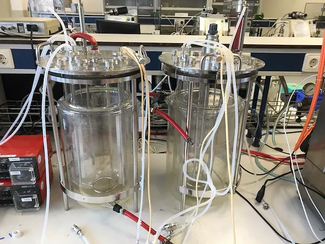 B.braun biotech 10 liter biostat b-dcu twin bioreactor opstelling - afbeelding 8 van  26