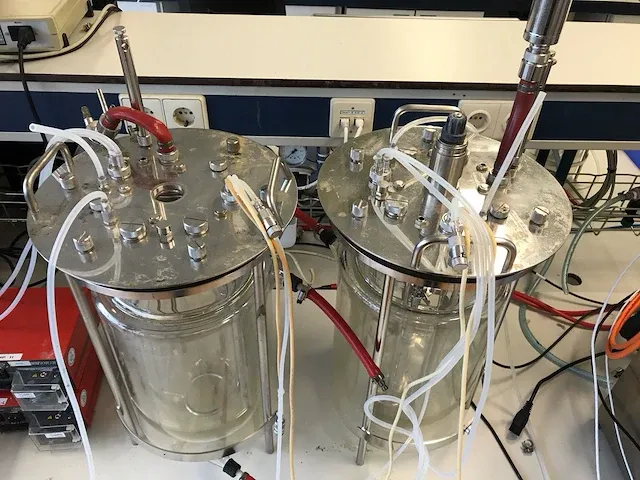 B.braun biotech 10 liter biostat b-dcu twin bioreactor opstelling - afbeelding 9 van  26