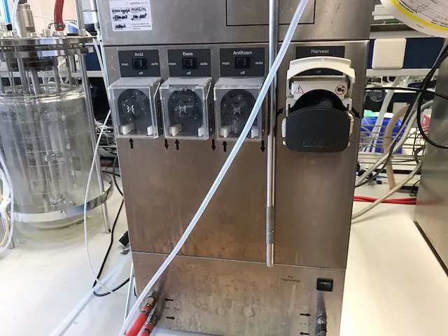B.braun biotech 10 liter biostat b-dcu twin bioreactor opstelling - afbeelding 24 van  26