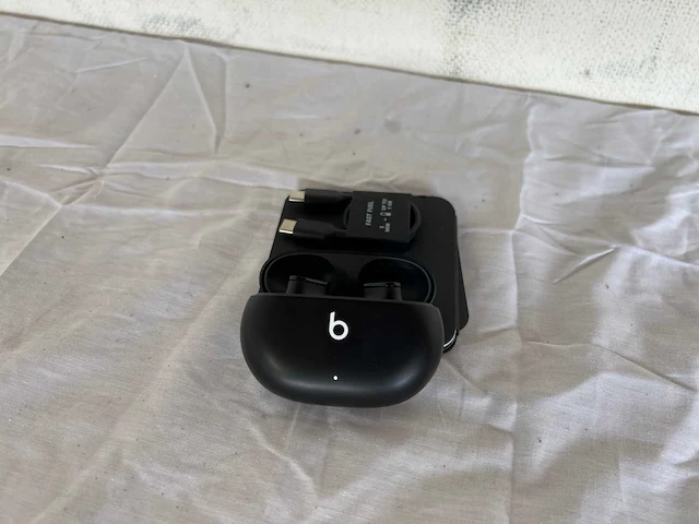 Beats studio buds - draadloze ruisonderdrukkende oortjes - afbeelding 2 van  3