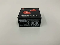 Beats studio buds red, draadloze ruisonderdrukkende oortjes - mj503zm/a - afbeelding 2 van  3