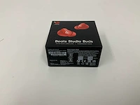 Beats studio buds red, draadloze ruisonderdrukkende oortjes - mj503zm/a - afbeelding 2 van  3