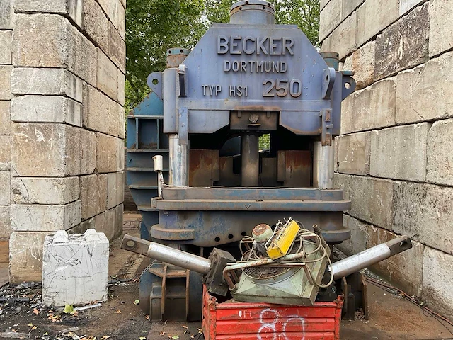 Becker dortmund hst 250 schroot pers/knip machine - afbeelding 4 van  37