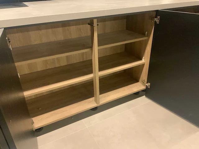 Beckermann keuken eiland opstelling denver classic oak greige zwart - afbeelding 31 van  34