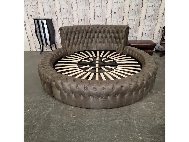 Bed chesterfield, rond , bruin - afbeelding 1 van  3