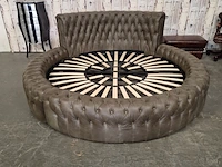 Bed chesterfield, rond , bruin - afbeelding 1 van  3
