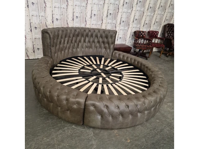 Bed chesterfield, rond , bruin - afbeelding 2 van  3