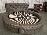Bed chesterfield, rond , bruin - afbeelding 2 van  3