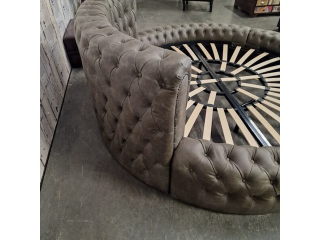 Bed chesterfield, rond , bruin - afbeelding 3 van  3